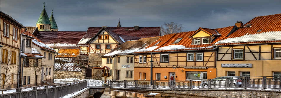 slide-unternehmen-header-quedlinburg-historische-haeuserzeile-im-winter